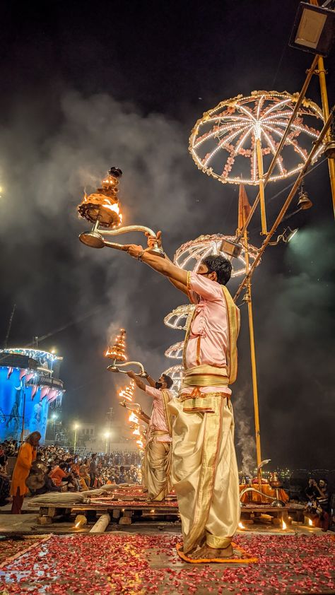 Benaras Ghat Photography, Banaras Ganga Arti, Maharashtrian Aesthetic, Banaras Photography, Banaras Aesthetic, Varanasi Photography Beautiful, Varanasi Photography, Ganga Ghat, Wedding Entry