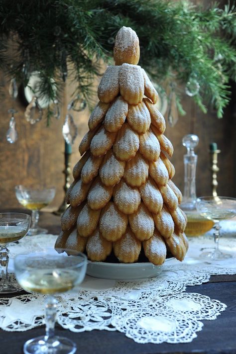 Recipe: Madeleine Tree Cake Pumpkin Quiche, French Christmas Tree, Salmon Pie, Madeleine Cake, Delicious Holiday Desserts, Country Home Magazine, My French Country Home, Tree Centerpieces, French Country Home