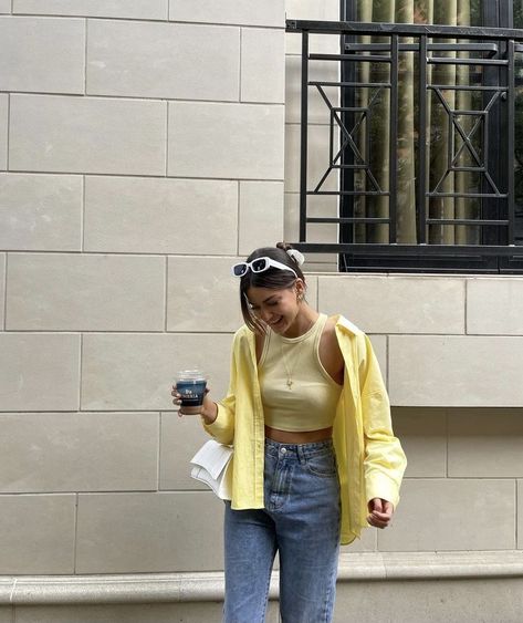 Looks para ir al brunch con tus amigas | Es la Moda Yellow Shirt, Brunch Outfit, New Classic, Colourful Outfits, Casual Style Outfits, Aesthetic Outfits, Outfits Casuales, Cute Casual Outfits, Daily Outfits