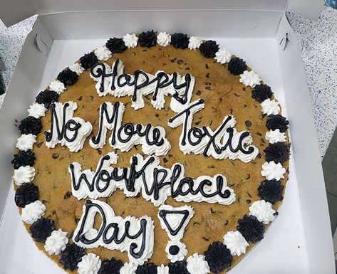 Last Day And My SO Got A Cake To Celebrate Mrs Fields Cookies, Toxic Work Environment, Hr Department, Mrs Fields, Funny Effects, Funny Jobs, Resignation Letters, Cookie Cake Birthday, Quitting Job