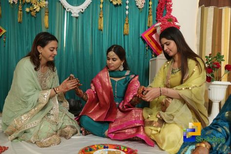 Bangle Ceremony Poses, Bangle Ceremony Decoration, Bride Things, Ceremony Pictures, Wedding Dupatta, Punjabi Weddings, Bangle Ceremony, Pink Bridal Lehenga, Nimrat Khaira