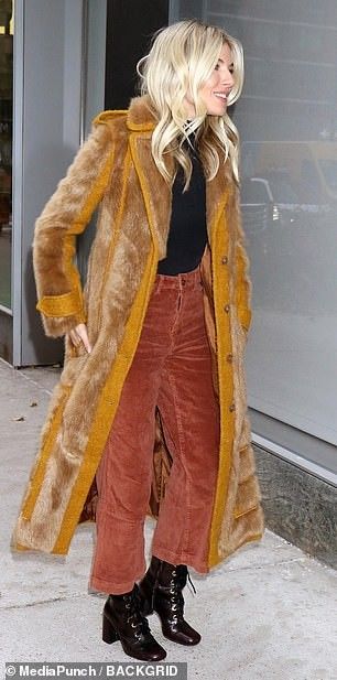 Bohemian Outfits Winter, Fur Coat Outfits, Big Fur Coat, Sienna Miller Style, Fur Coat Outfit, Orange Coat, Warm Dresses, Sienna Miller, Simple Outfit