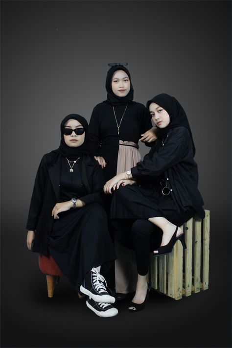 Black Outfit Group Photoshoot, Trio Studio Photoshoot, Black Dress Group Photoshoot, Self Photo Studio Pose Trio, Mafia Group Photo, Mafia Photoshoot, Group Self Photo Studio, Self Foto, Inspirasi Foto Studio Sahabat Hijab