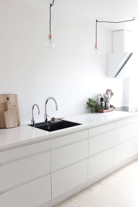 White kitchen in Johanne's lovely Aalborg apartment in monochrome Voxtorp Ikea, Luxury White Kitchen, Modern Scandinavian Living Room, Bulthaup Kitchen, Minimalist Dekor, Minimal Kitchen, Black Sink, White Kitchen Decor, Living Room Scandinavian