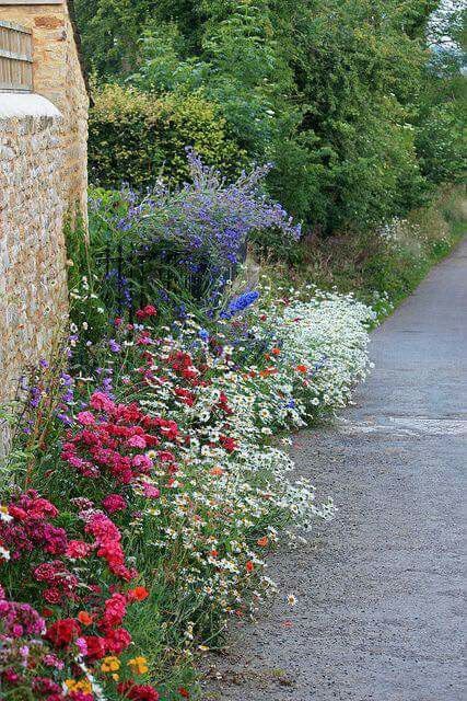 Flower border Flower Arches Garden, Wild English Garden, Pink Cottage Garden, Wild Flower Border, Country Garden Ideas, Cotswold England, Cotswold Garden, Wild Flower Garden, Cottage Garden Borders