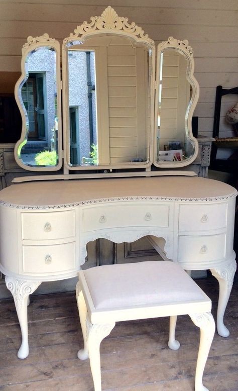 Vintage White Bedroom Furniture, Coquette Room Furniture, Vintage White Vanity, Vanity Ideas Bedroom Vintage, Coquette Dresser, Coquette Vanity, Old Vanity, Dekorasi Kamar Tidur, Casa Vintage