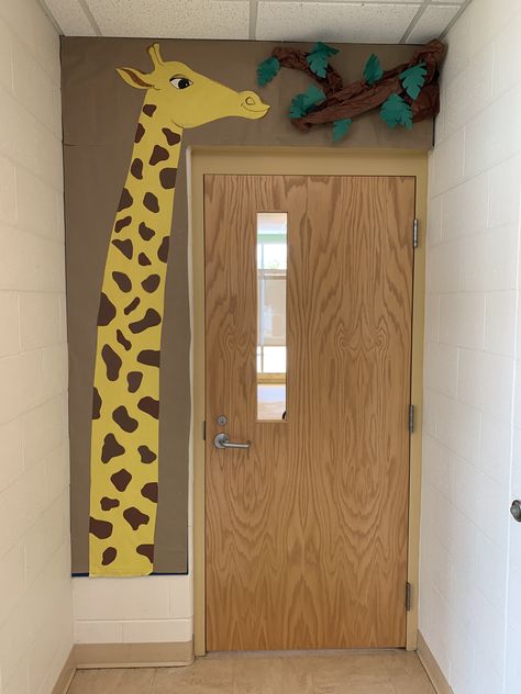 Safari classroom giraffe Zoology Classroom Decorations, Safari Reading Corner, Safari Themed Classroom Ideas, Giraffe Door Decoration, Diy Jungle Animals Decorations, Africa Themed Classroom, Jungle Theme Classroom Bulletin Boards, Diy Jungle Theme Decorations Classroom, Monkey Classroom Door