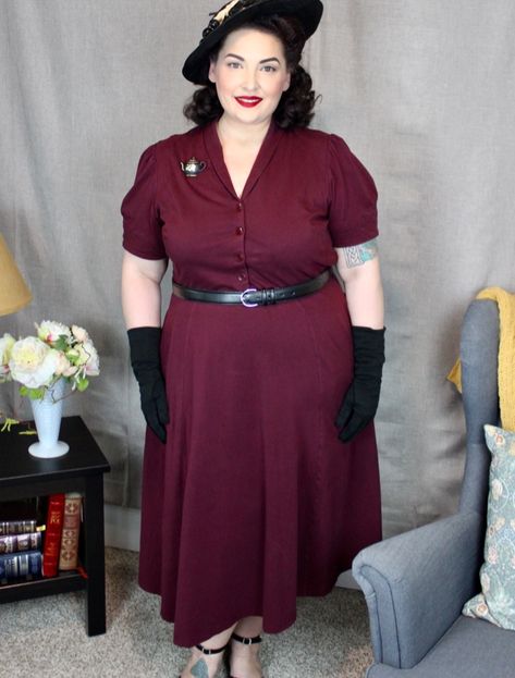 A shirtdress is a one of those classic vintage styles that will never fade. In my video I’ll show you four ways to style a simple shirtdress so you can expand your wardrobe. Each style creates a different look, using this core garment. Plus Size Vintage Dresses 50 Style, 1940s Fashion Women Plus Size, Plus Size Vintage Clothes, Plus Size Retro Fashion, Pinup Inspiration, Plus Size Vintage Fashion, 1940s Fashion Women, Forties Fashion, Style Shirt Dress