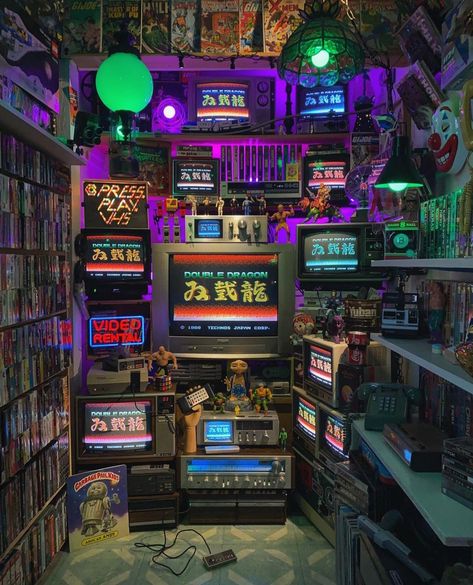 Retro Pc Setup, Wizard Lair, Dream Game Room, Retro Futuristic Interior, Retro Games Room, Tv Set Design, Podcast Studio, Retro Room, Video Store