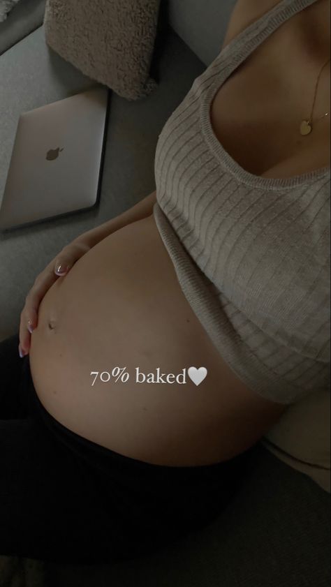 Pregnant, third trimester, tredje trimester, gravid, babybump 1 Week Pregnant Belly, Early Pregnancy Aesthetic, Tiny Baby Bump, Pregnant Photo, Baby Bump Pictures, Pregnancy Belly Photos, Cute Pregnancy Pictures, Pregnancy Bump, Belly Photos