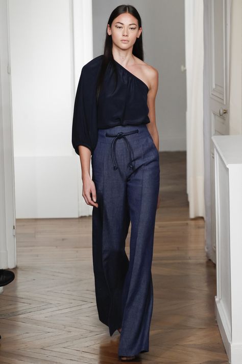 Martin Grant Spring 2016 Ready-to-Wear Collection Photos - Vogue Haute Couture Style, Silhouette Mode, Martin Grant, 2016 Trends, Looks Street Style, Blue Pants, 2016 Fashion, Looks Style, Look Chic