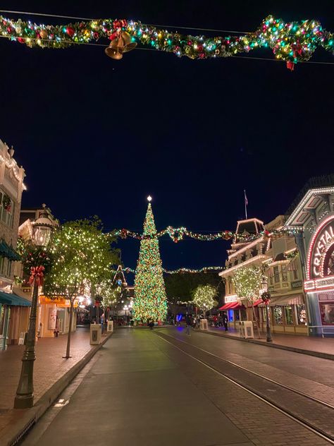 Christmas Aesthetic Disneyland, Disney Christmas Astethic, Disney At Night Aesthetic, Christmas Disneyland Aesthetic, Disneyworld Christmas Aesthetic, Disneyland In Christmas, Disneyland California Christmas, Disneyland During Christmas, California Christmas Aesthetic