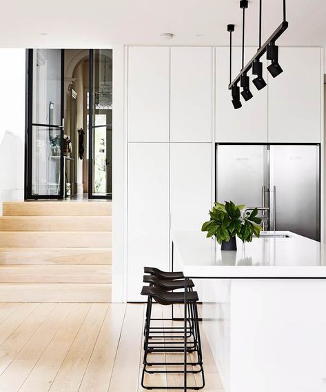 Modern Minimalist Kitchen, Minimalist Dekor, Ikea Desk, Interior Design Per La Casa, Minimalist Kitchen Design, Minimalist Home Interior, Classic Kitchen, Purple Home, Minimalist Interior Design