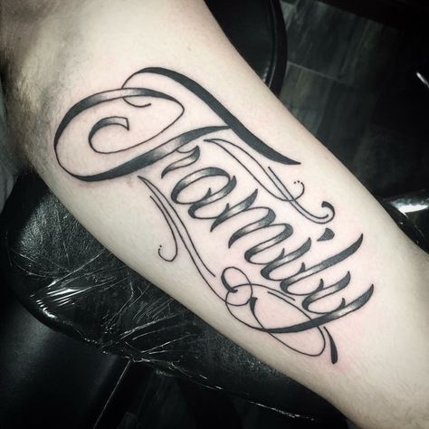 Tattoo Writing Styles, Last Name Tattoos, Tattoo Writing Fonts, Tattoo Font Styles, Best Tattoo Fonts, Tattoo Name Fonts, Herren Hand Tattoos, Font Tato, Tattoo Font For Men