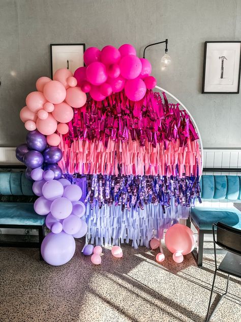 Diy Streamers, Streamer Backdrop, Photo Balloons, Party Photo Backdrop, Fringe Backdrops, Round Backdrop, Round Balloons, Balloon Arches, Diy Backdrop