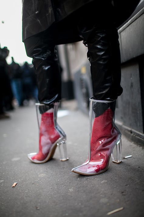 clear-shoes-street-style Clear Shoes, Paris Fashion Week Street Style, Street Fashion Photography, Street Style Paris, Clear Heels, Fashion Photography Editorial, Pinterest Fashion, Carrie Bradshaw, Shoe Obsession