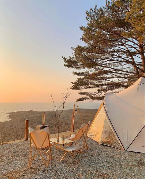 Aesthetic Tent Camping, Camping Beach Aesthetic, Korean Camping, Korean Glamping, Glamping Aesthetic, Tenda Camping Aesthetic, Korean Camping Tent, Camping With Friends Aesthetic Tent, Tenda Camping