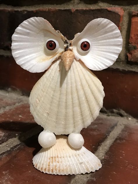 Seashell Owl Seashell Art Diy, Shell Animals, Sea Shells Diy, Beach Themed Crafts, Deco Marine, Seashell Projects, Art Coquillage, Shells Diy, Shell Crafts Diy