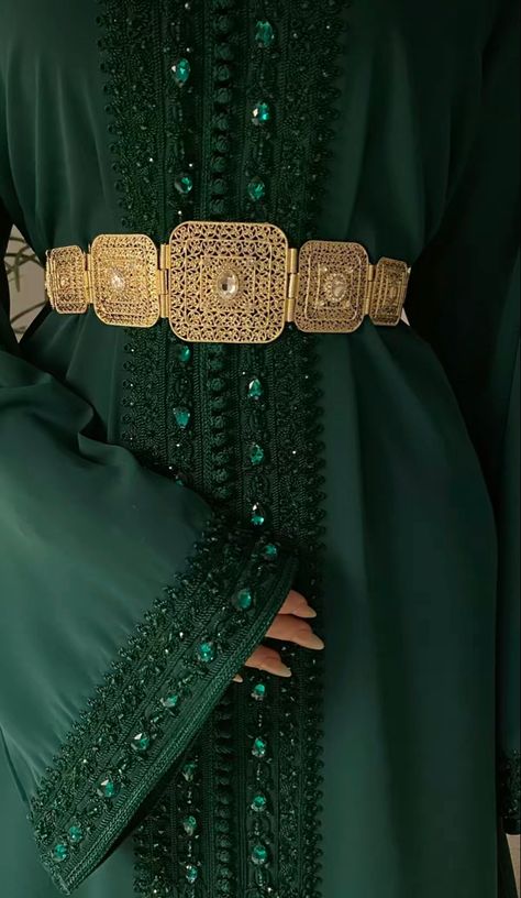 Emerald Green Dress With Gold, Green Dress Aesthetic, Outfit Soiree, Moroccan Wedding Dress, Green And Gold Dress, Moroccan Dresses, Morrocan Fashion, Eid Outfit Ideas, Morocco Aesthetic