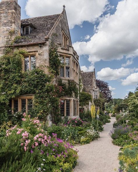 Scotland Manor House, British Manor Aesthetic, Old British Mansion, Old Manor House Interior, Potter Manor Aesthetic, Old Manor Aesthetic, Manor House Aesthetic, English Manor Houses Country Estate, Victorian Manor House