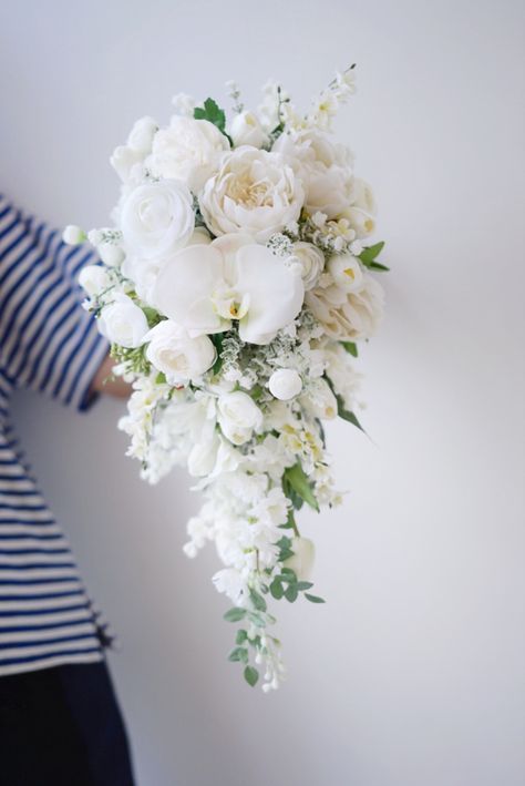 Cascading Orchid Bridal Bouquets, White Hand Bouquet Wedding, Small Cascading Wedding Bouquets, Cascade Flower Bouquet, Small Bride Bouquets, Bride Bouquets White Elegant, White Cascade Bouquet, White Cascading Bridal Bouquet, Bridal Bouquet Orchids