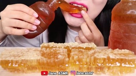 clare! on Instagram: "honeycomb edit x2 #asmr #food #foodasmr #mukbang #asmredits #mukbangasmr #asmrsounds #eating #foodie #mukbangers #eatingsounds #eatingasmr #janeasmr #honey #honeycomb #viral #explore" Candy Videos, Satisfying Eats, Asmr Mukbang, Food Vids, Eating Raw, Satisfying Food, Food Humor, Interesting Food Recipes, Cafe Food