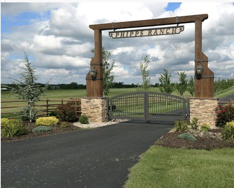 Large Yard Landscaping Ideas, Driveway Borders, Farm Gates Entrance, Ranch Entrance Ideas, Large Yard Landscaping, Property Gates, Driveway Entrance Landscaping, Ranch Fencing, Farm Entrance