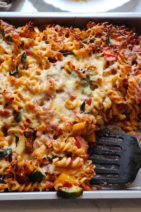 Baked Pasta Recipes Vegetarian, Veggie Pasta Bake, Baked Pasta Recipe, Pasta Bake Vegetarian, Vegetable Pasta Bake, Dishing Out Health, Pasta Bake Easy, Baked Pasta Dishes, Vegetarian Pasta Recipes