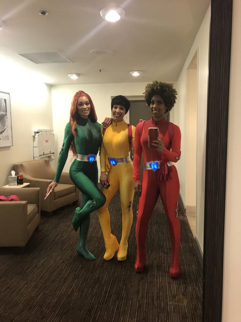 Totally spies Black Cosplayers, Best Friend Halloween Costumes, Trio Halloween Costumes, Halloween Coustumes, Women Halloween Costume Ideas, Women Halloween Costume, Diy Kostüm, Trendy Halloween Costumes, Halloween Costumes Friends