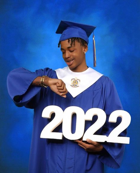 Black Male Senior Pictures, Boys Graduation Photo Ideas, Graduation Picture Ideas For Men, Black Boy Graduation Pictures, Senior Picture Ideas For Black Guys, Graduation Pictures For Boys Senior Year, High School Graduation Photoshoot Men, Graduation Pictures For Boys, Graduation Photoshoot Men