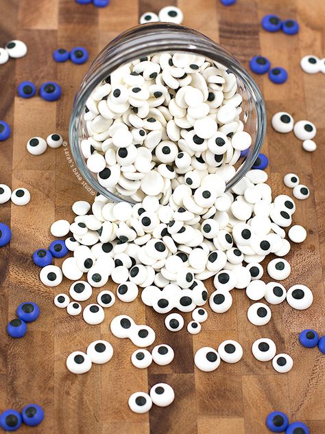 How to Make Royal Icing Eyes – a nifty video tutorial showing you how to make your very own Royal Icing Eyes! Royal Icing Eyeballs, Culinary Aesthetic, Edible Eyeballs, Halloween Carving, Edible Eyes, Wilton Tips, Candy Eyes, Cream Of Tarter, Royal Icing Transfers