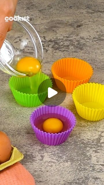 Muffin Pan Eggs, Eggs In The Oven, Egg Recipes For Kids, Floating Eggs, Easy Egg Recipes, Cookist Wow, Egg Casserole, Whole Eggs, Quick And Easy Breakfast