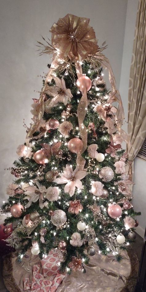 Green Tree With Pink Decorations, Christmas Tree Ideas 2023 Trends Pink, Christmas Tree Ideas Pink And Gold, Pink Decorated Christmas Tree, Gold And Pink Christmas Tree, Pink And Gold Christmas Tree, Navidad Pink, Christmas Tree Roses, Pink Xmas Tree