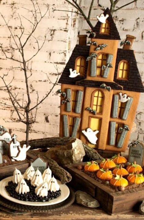 Sweets Display, Gingerbread House Icing, Haunted Gingerbread House, Halloween Gingerbread House, Halloween Dessert Table, Homemade Gingerbread House, Gingerbread House Patterns, Halloween Haunted House Decorations, Table Halloween