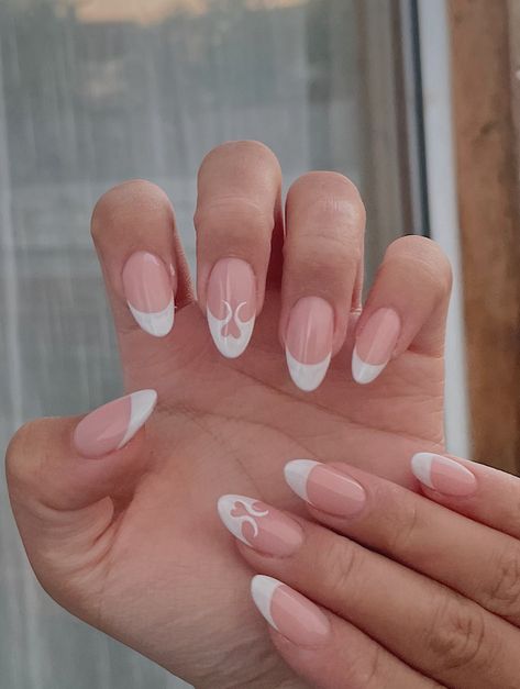 Girly French Tip Nails, Fire French Tip Nails, Cute Basic Nail Designs, Nail Inspired Almond, Basic Nails Almond, Almond Nails Designs French Tip, Almond French Tip Nails With Design, French Tip Almond Acrylic Nails, French Tip Nails Oval