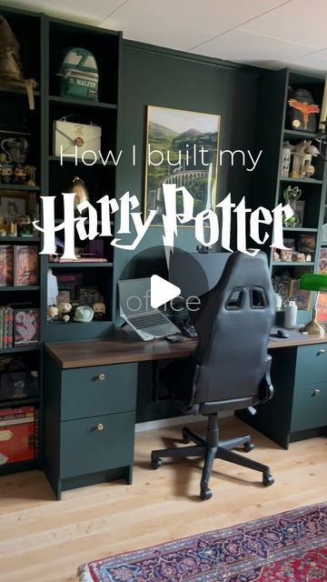 Jennifer | MAGICAL MISCHIEF ϟ - Harry Potter content creator on Instagram: "How I built my Slytherin office! 🐍  The most questions I get about my room are the paint color and where the wallpaper is from so I figured I’d make a video showing how I managed to create this room. It took about 3 months of planning, researching and building it, and even longer to find all the right furniture and decor. Most of the decor is bought second hand, and the gallery wall mostly consists of photos I’ve taken myself (which can be found in the link in my bio).  I’ve just started the renovation of ANOTHER Harry Potter room, this time it’s a ravenclaw common room style nursery! Make sure to hit the follow button to follow along the process 🦅  #harrypotter #slytherin #slytherinpride #slytherinaesthetic #har Harry Potter Aesthetic Office, Hogwarts Office Ideas, Harry Potter Study Room, Harry Potter Interior Design Inspiration, Lego Office Ideas, Harry Potter Paint Colors, Harry Potter Home Library, Harry Potter Reading Room, Slytherin Living Room