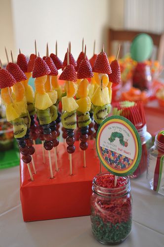 Rainbow fruit kabobs Fruit Skewers For Kids, Hungry Caterpillar Fruit, Rainbow Fruit Kabobs, Fruit Kabobs Kids, Coconut Cookies Recipes, Fruit Kebabs, Hungry Caterpillar Birthday, Fluff Desserts, Fruit Skewers