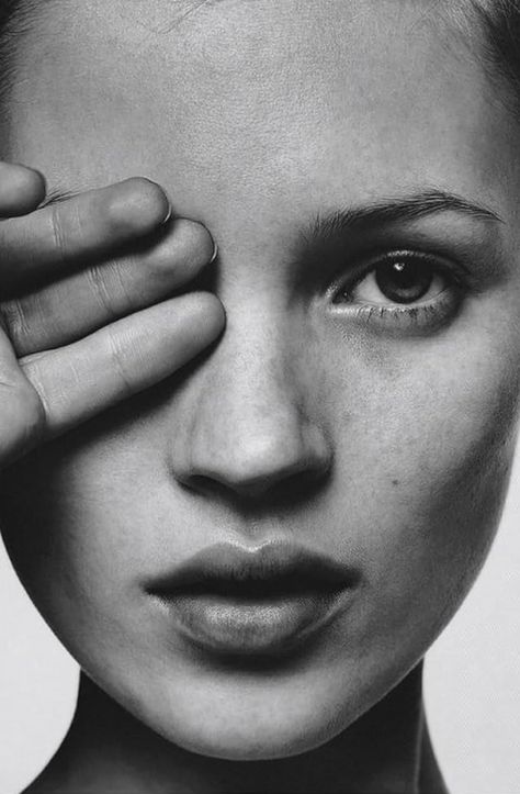 Credit: Amazon Kate Moss Poster, Supermodel Fashion, Fashion Icon, Instagram Art, Kate Moss, Black And White, White, Instagram, Black