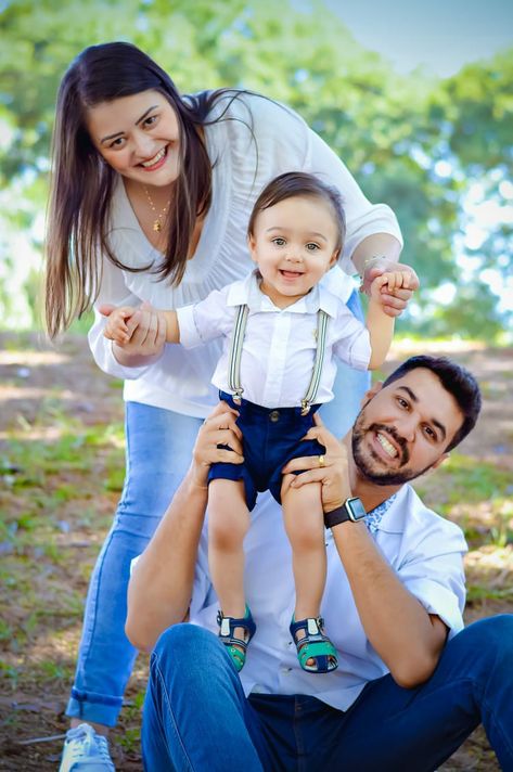 Family Photoshoot Poses, Baby Photoshoot Boy, Outdoor Baby, Baby Photoshoot, Family Photoshoot, Photoshoot Poses, Baby Photos, Family Photos