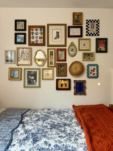 Wall Photo Display Bedroom, Framed Photo Collage Wall, Mini Bedroom Decor, Memory Gallery Wall, Room Inspo White Walls, 5x7 Photo Display Ideas, Framed Pictures On Wall Bedroom, Photos Room Decor, Gallery Wall Bedroom Ideas