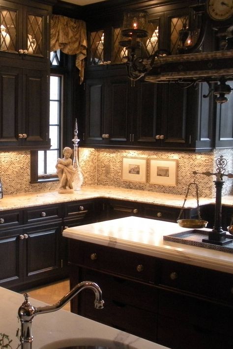 White Marble Countertops Black Cabinets Mosaic Tile Backsplash Cream Flooring Kitchen With Black Cabinets, Kitchen With Dark Cabinets, Gothic Kitchen, Kitchen New York, Traditional Kitchen Design, Decor Ikea, Black Kitchen Cabinets, Dark Kitchen, Classic Kitchen