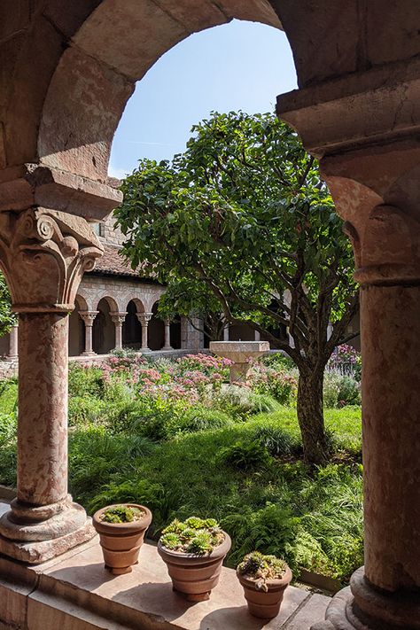 Cloisters Nyc, Met Cloisters, Conservatory Garden, Spring In New York, Nyc Summer, Arch Decoration, Medieval World, The Cloisters, The Ruins