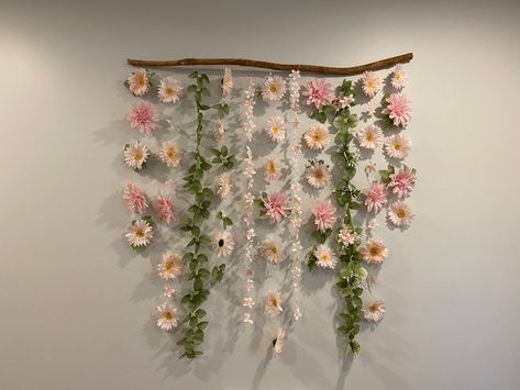 Room Decor Flowers Bedrooms, Flower House Decor, Cute Flower Decor, Flower Vines Room Decor, Flower Garland Room Decor, Ceiling Hanging Decor Diy Flower, Flower Hanging Wall Decor, Hanging Flowers Bedroom Aesthetic, Flower Garland Bedroom Wall