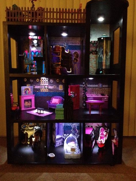 Monster High Dollhouse we made for my daughter for Christmas Monster High Room Ideas, Monster High Bedroom, Monster High Room, Monster High Dollhouse, Monster High House, Diy Monsters, Diy Barbie House, Haunted Dollhouse, Monster High Party