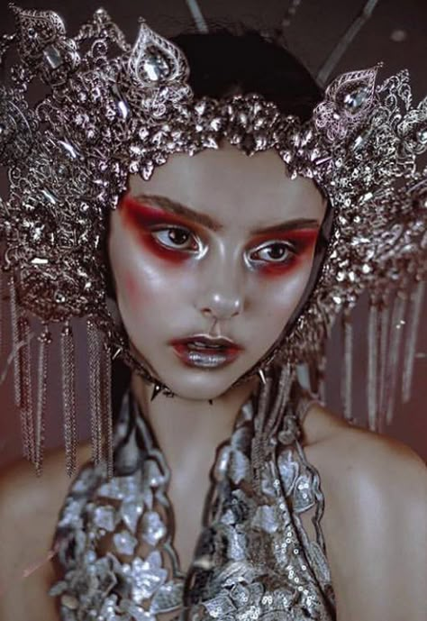 Avant-garde Makeup Star Kelseyanna Fitzpatrick | Blanche Macdonald Avante Garde Makeup, Avant Garde Headpiece, Kelseyanna Fitzpatrick, Makeup Avant Garde, White Face Makeup, Avant Garde Fashion Photography, Avant Garde Style, Fashion Editorial Makeup, Avant Garde Aesthetic