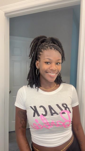 Loc’d In With Kenn🧡 on Instagram: "style with me🩷 retwist by: @honey.bee.locs shirt by: @jkdesigns_store • • • • • • • • • • • #locdinwithkenn #loclove #locnation #locd #locdup #locdhaircommunity #locdqueen #locdnotbound #locdlife #locdgoddess #womenwithlocs #locdwithmelanin #locdbeauty #locdcommunity #loclife #locdwomen #locjourney #loclivin #locstyles #locs #locs4life #locstylesforwomen #locstyle #locstylesformen #locstylesforkids #locstylesformenandwomen #locsrock #locslove #locslayer #locs Hoco Loc Styles, Shirt Loc Styles, Girls Loc Styles, Side Part Loc Styles, Loc Half Up Half Down Styles, Professional Loc Styles, Easy Loc Styles Medium, Retwist Hairstyles