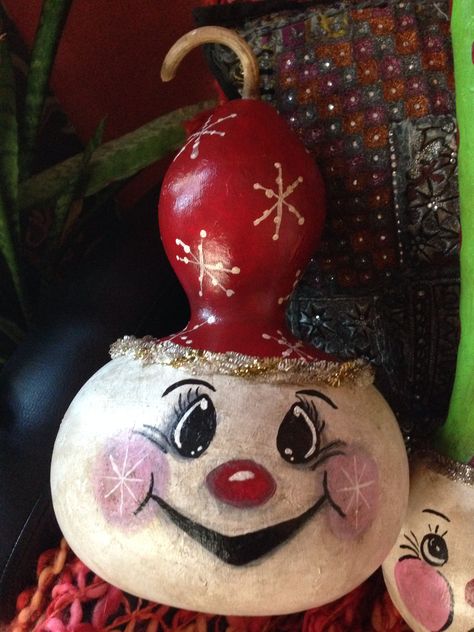 Painted Gourds Ideas Christmas, Christmas Gourds Painted, Snowmen Gourds Ideas, Gourd Ornaments Christmas, Gourd Snowman Ideas, Painted Gourds For Christmas, Painted Gourds Ideas, Snowman Gourds Painted, Gourd Snowmen Painting Patterns