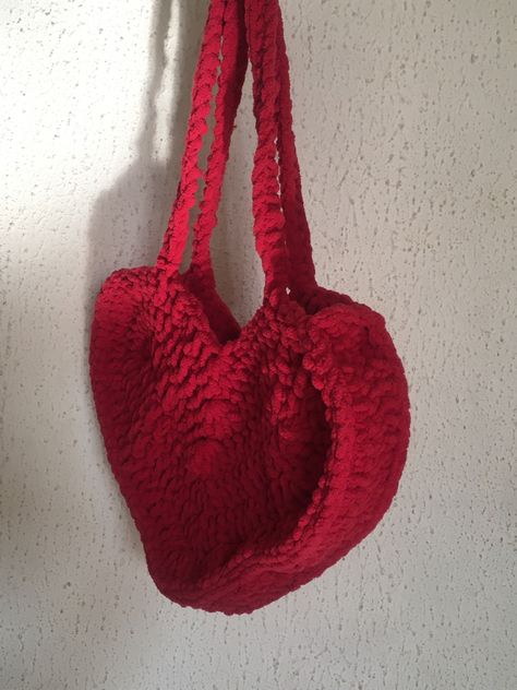 Chuncky red crochet heart bag Heart Shape Bag Crochet, Crochet Heart Bag Tutorial, Hot Pink Crochet Ideas, Crochet Heart Clothes, Heart Crochet Ideas, Heart Shaped Crochet Bag, Red Crochet Patterns, Red And White Crochet Ideas, Red Things To Crochet