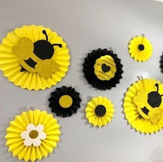 Bee Theme Bulletin Board, Spelling Bee Decorations, Bee Bulletin Boards, Bee Classroom Decor, Classroom Decor Ideas, Bee Room, Themed Classroom Decor, Bee Nursery, Bee Themed Classroom