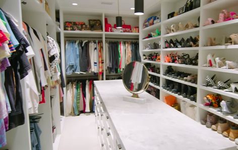 Kendall Jenner Doesn't Just Have a Huge Closet, She Also Has a "Hannah Montana" Fitting Room Kendall Jenner Closet, Kendall Jenner House, Architectural Digest Magazine, Kardashian Home, Jenner House, Celebrity Closets, Huge Closet, Closet Room, Dekorasi Kamar Tidur